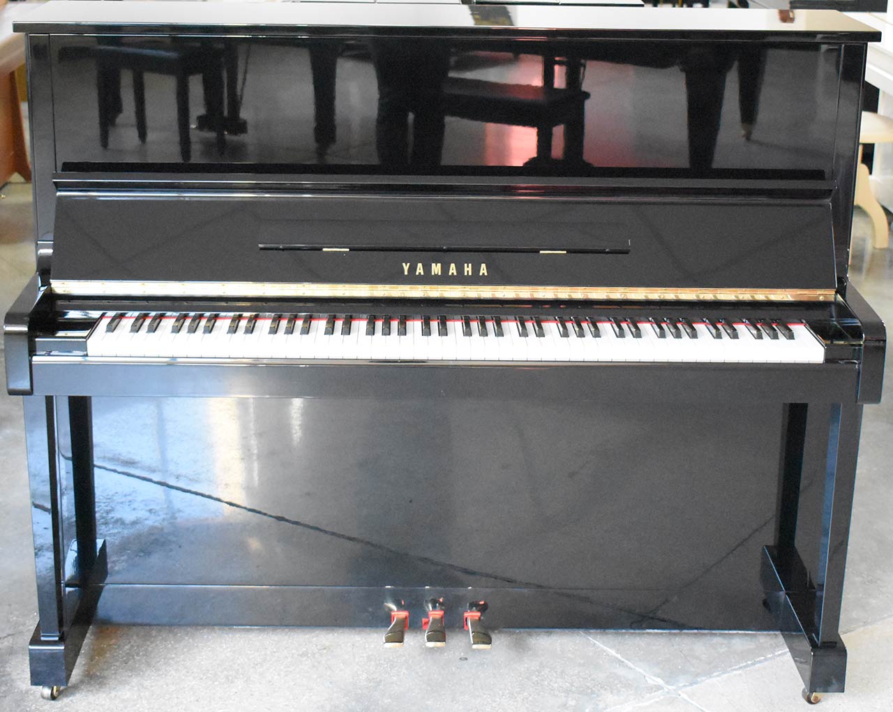 Yamaha MC10B1 Pianoforte Verticale Nero Lucido